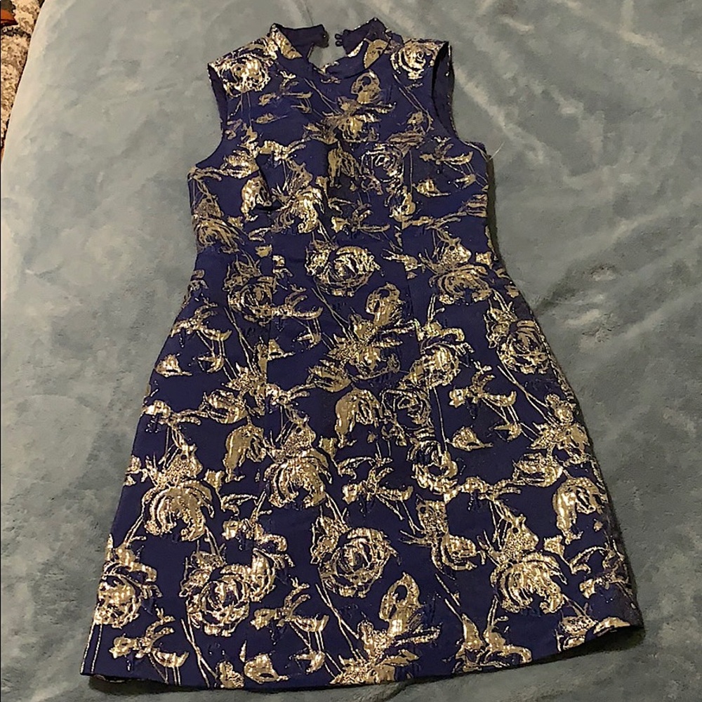 Sleeveless Floral midi dress.